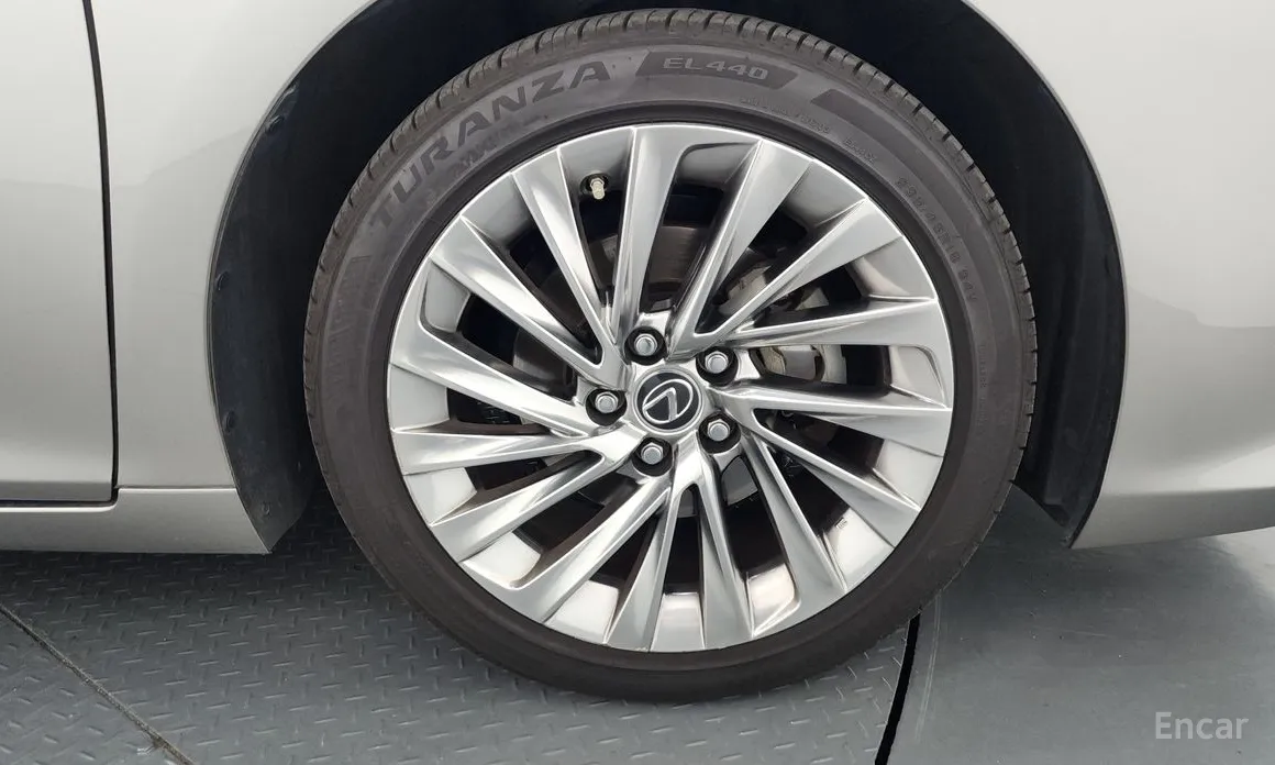 Фото 5 - Lexus ES