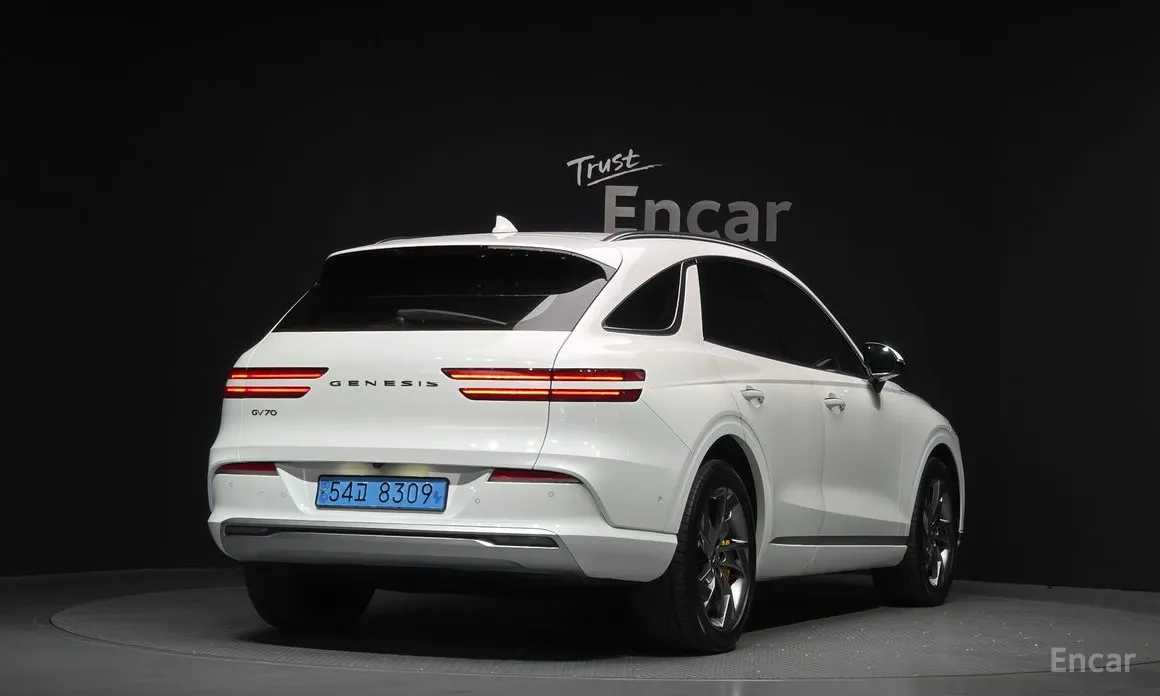 Фото 2 - Genesis GV70
