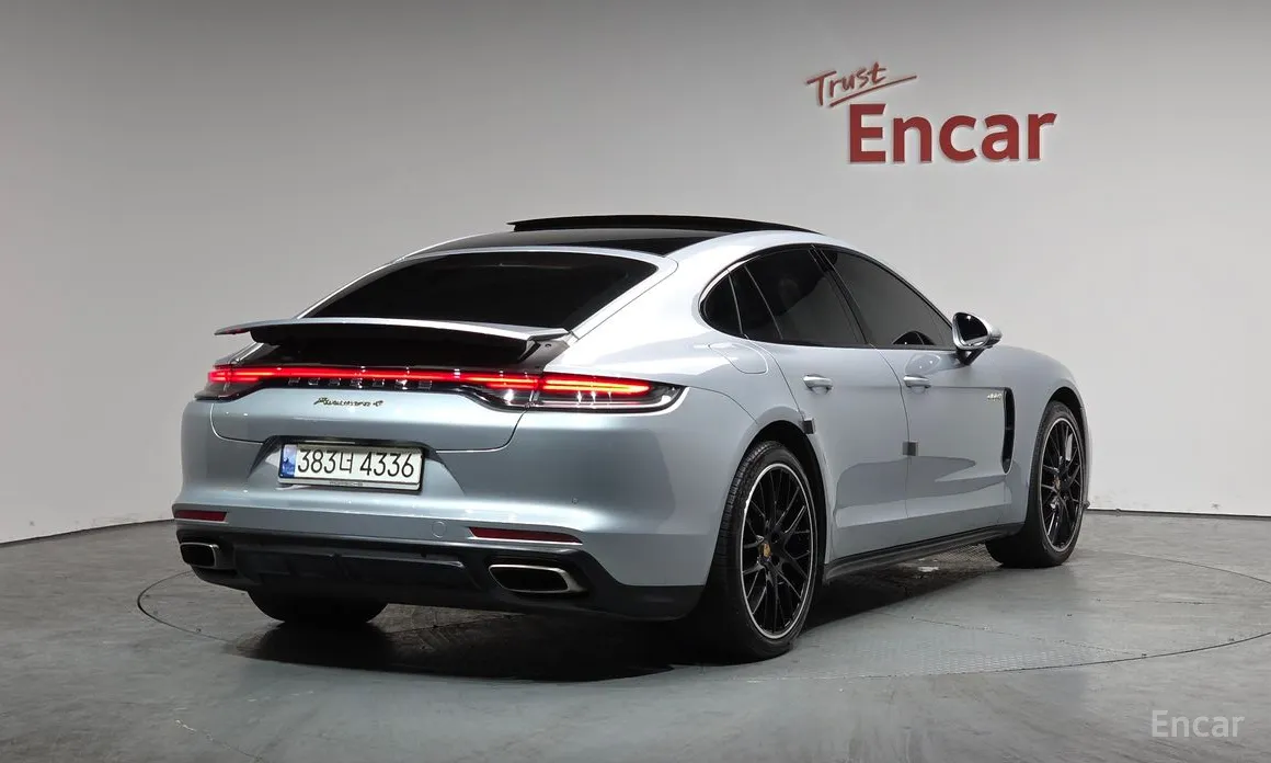 Фото 2 - Porsche Panamera