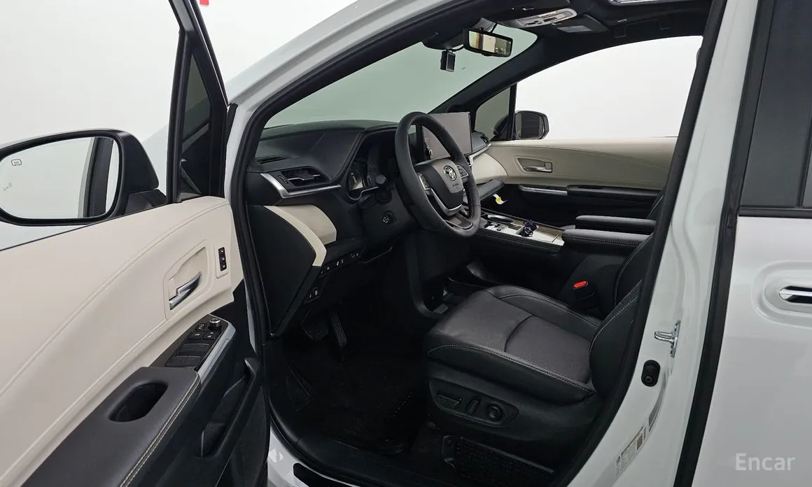 Photo 10 - Toyota Sienna