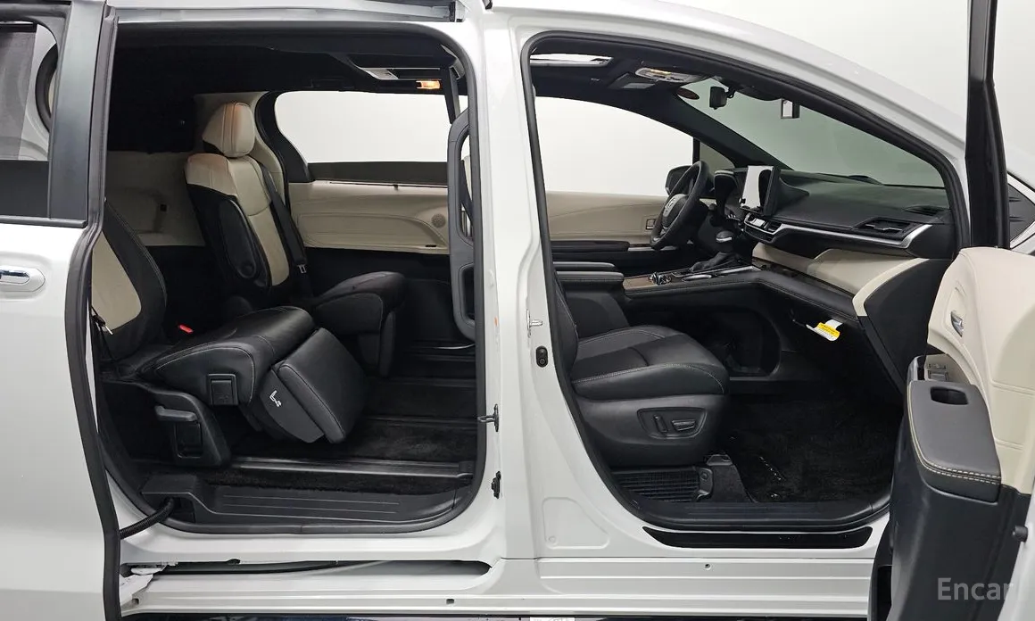 Photo 18 - Toyota Sienna