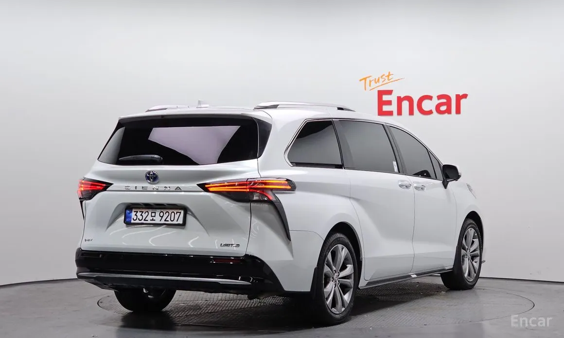 Photo 2 - Toyota Sienna