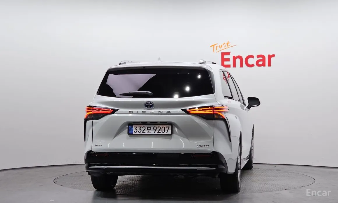 Photo 4 - Toyota Sienna