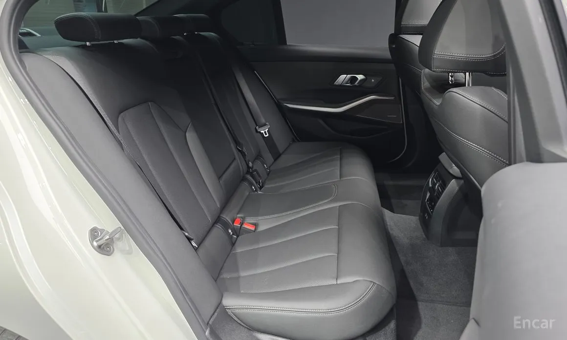 Photo 12 - BMW 3 Series