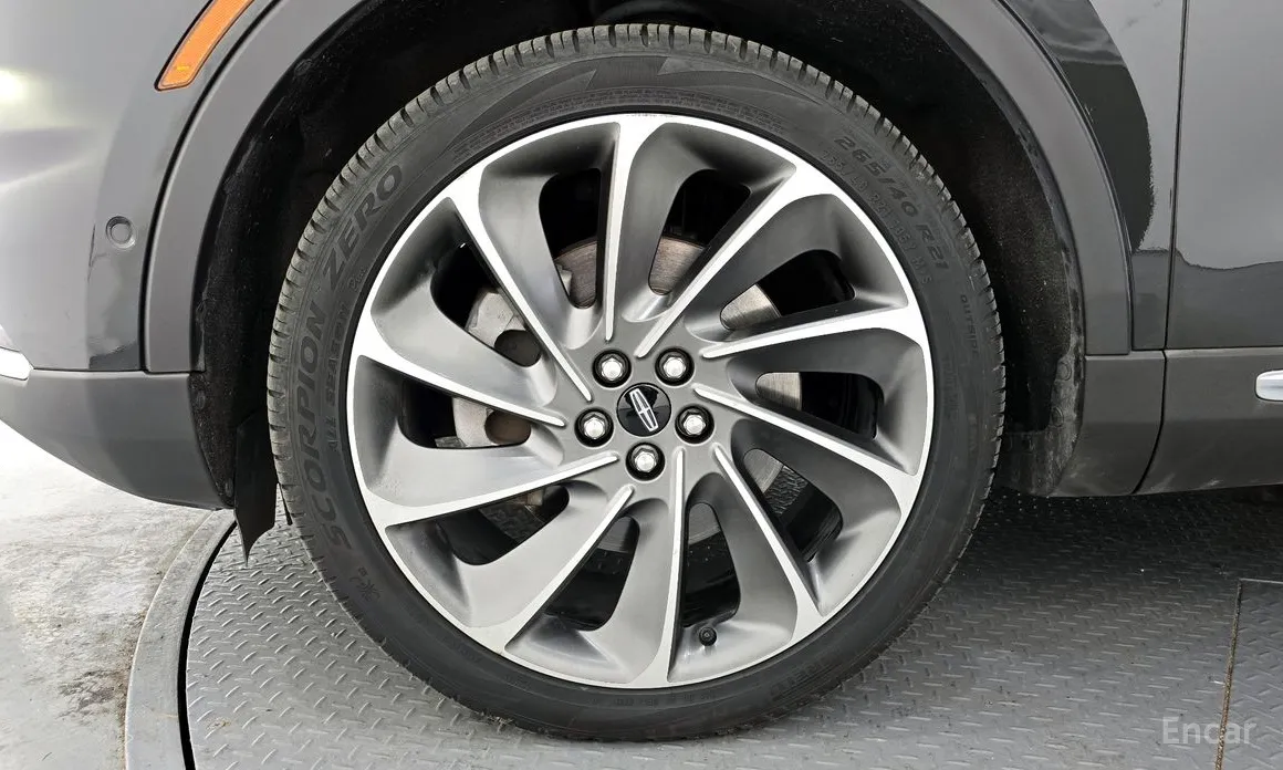 Photo 5 - Lincoln Nautilus