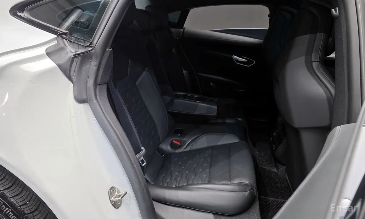 Фото 12 - Audi e-tron GT