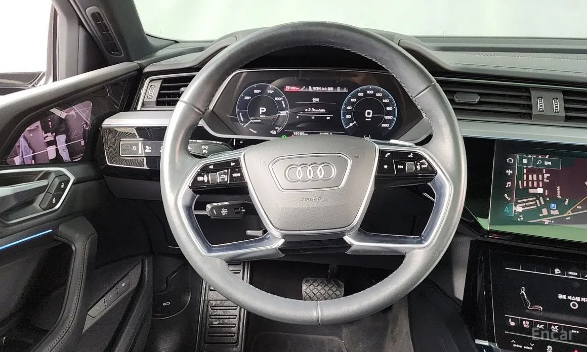 Фото 13 - Audi e-tron