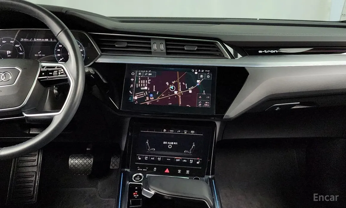 Фото 14 - Audi e-tron