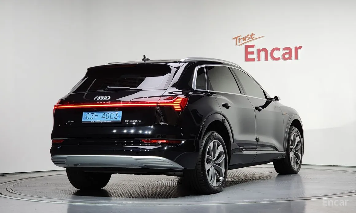 Фото 2 - Audi e-tron