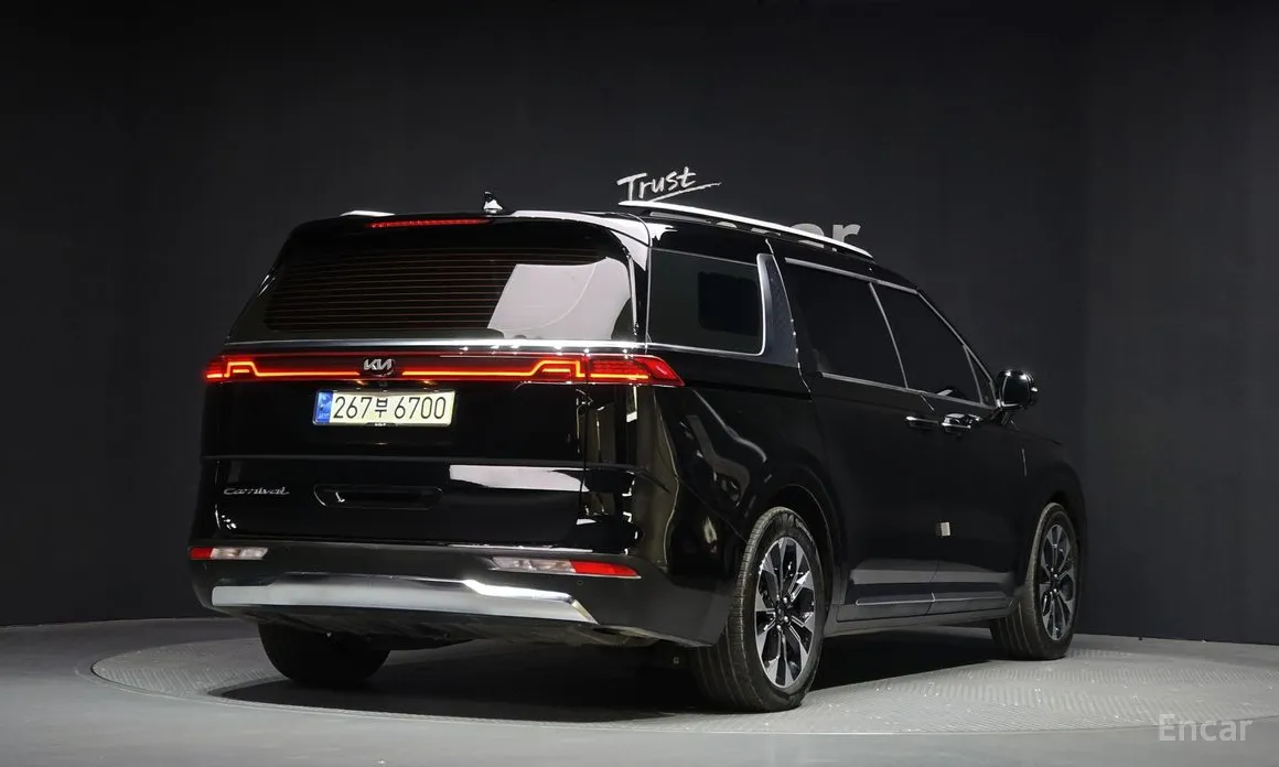 Photo 2 - Kia Carnival