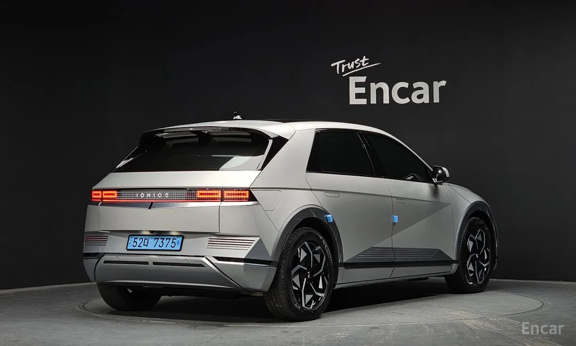 Photo 2 - Hyundai Ioniq 5