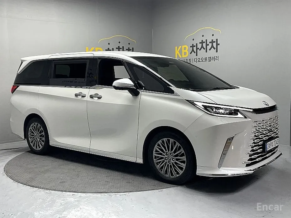 Фото 1 - Lexus LM