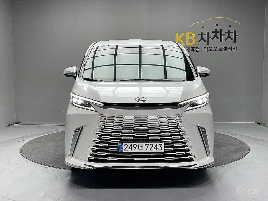 Фото 3 - Lexus LM