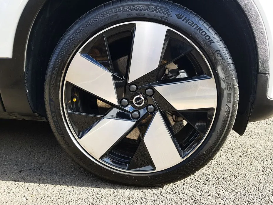 Фото 6 - Volvo C40