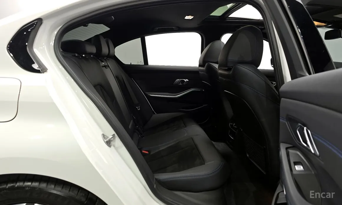 Photo 12 - BMW 3 Series