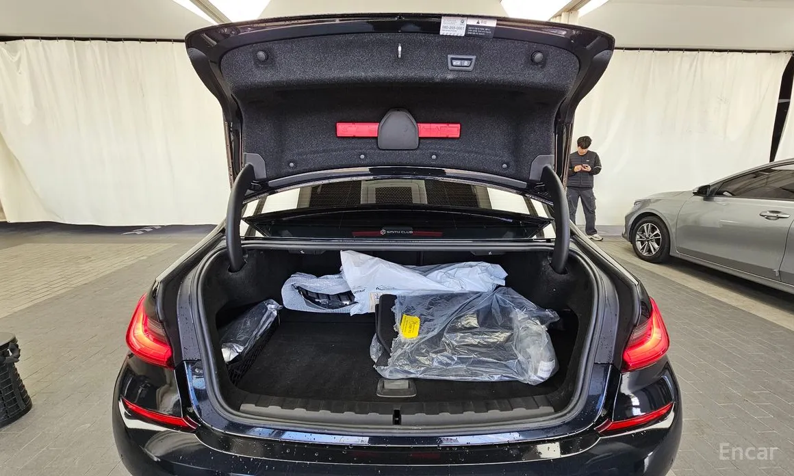 Photo 20 - BMW 3 Series