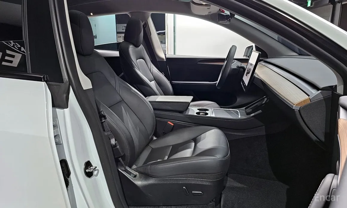 Photo 11 - Tesla Model Y