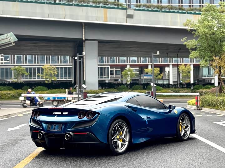 Фото 8 - Ferrari F8