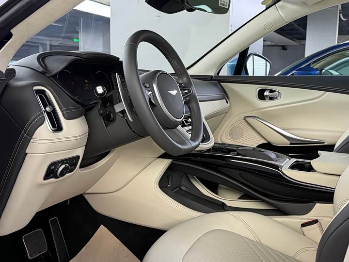 Фото 2 - Aston Martin DBX