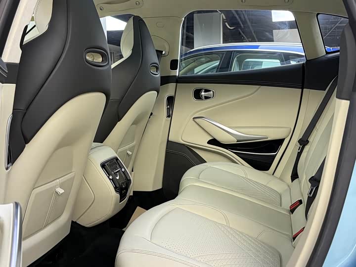 Фото 3 - Aston Martin DBX