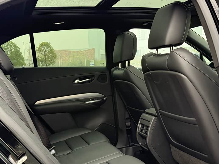 Фото 9 - Cadillac XT4