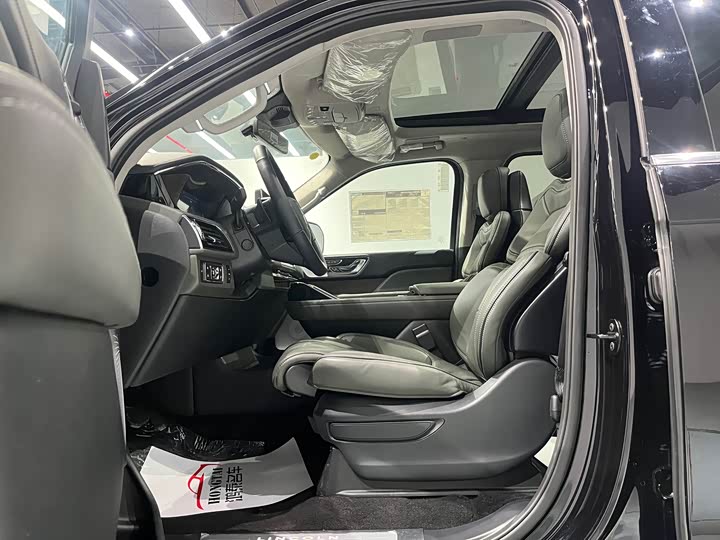 Фото 6 - Lincoln Navigator