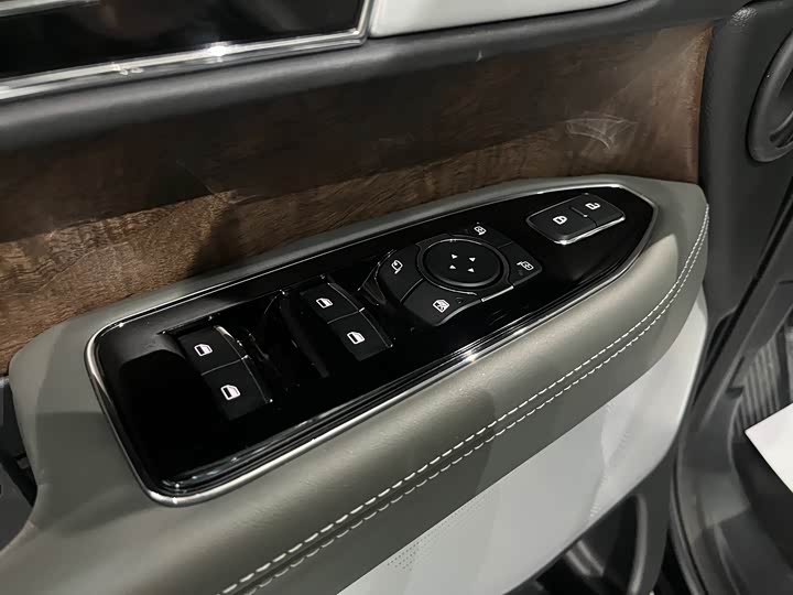 Фото 7 - Lincoln Navigator