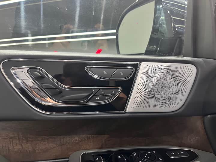 Фото 8 - Lincoln Navigator