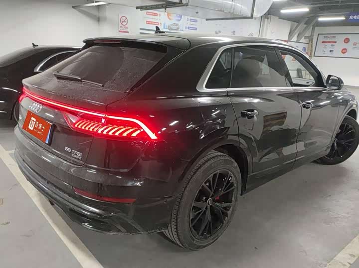 Фото 2 - Audi Q8