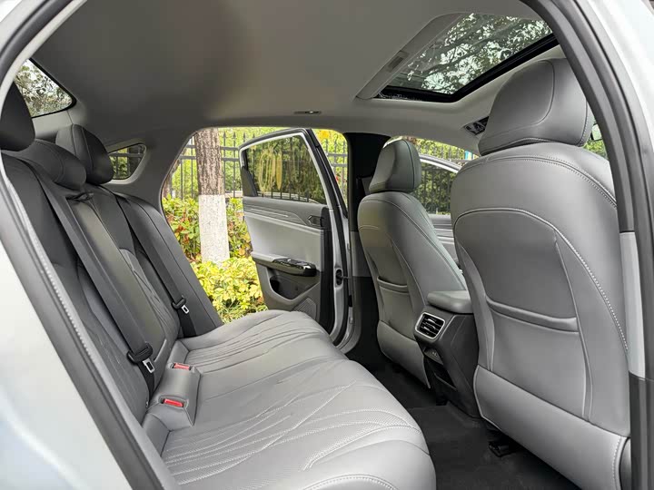 Geely Galaxy L6 2025 2025款 EM-i 140km 星舰版