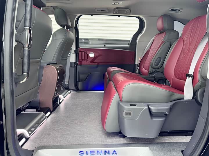 Photo 8 - Toyota Sienna