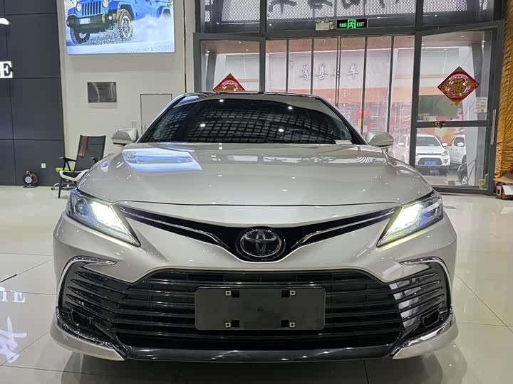 Фото 2 - Toyota Camry