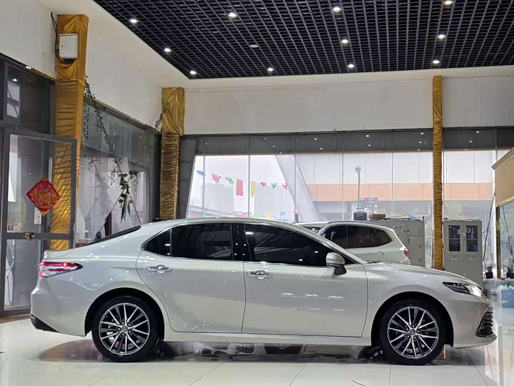Фото 5 - Toyota Camry