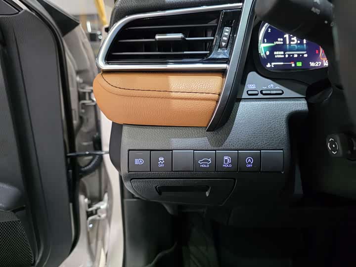 Фото 8 - Toyota Camry