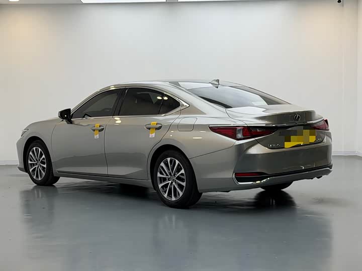 Фото 3 - Lexus ES
