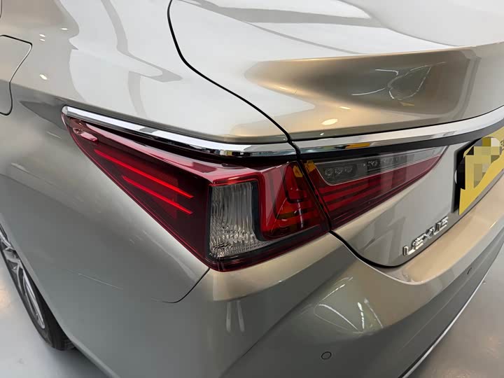 Фото 6 - Lexus ES