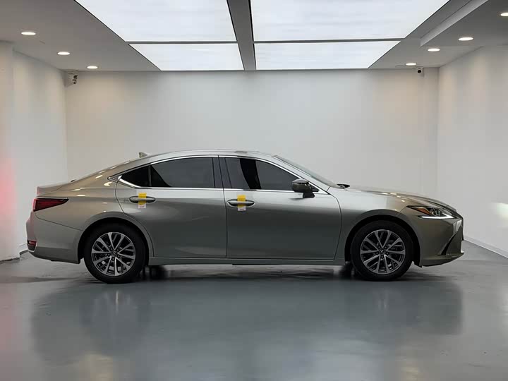Фото 7 - Lexus ES
