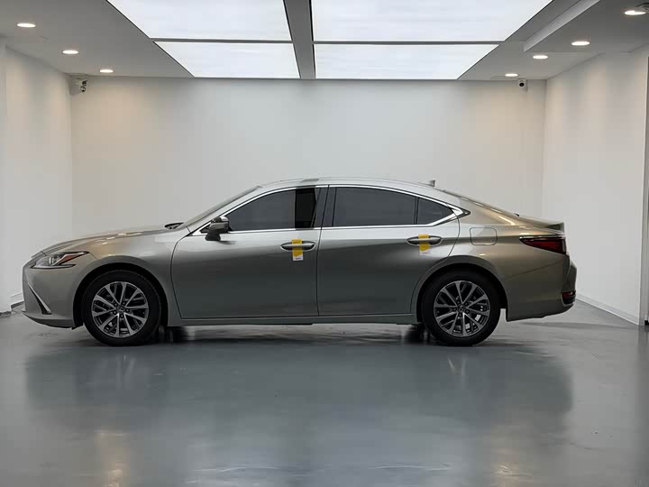 Фото 8 - Lexus ES