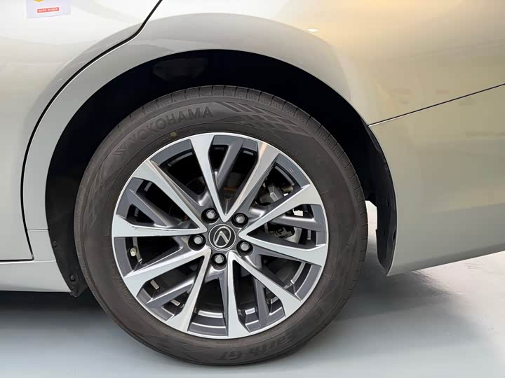 Фото 9 - Lexus ES