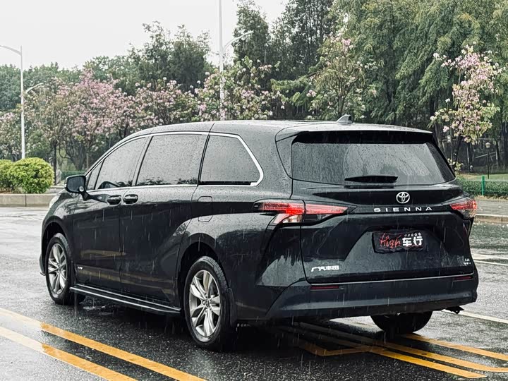 Фото 4 - Toyota Sienna