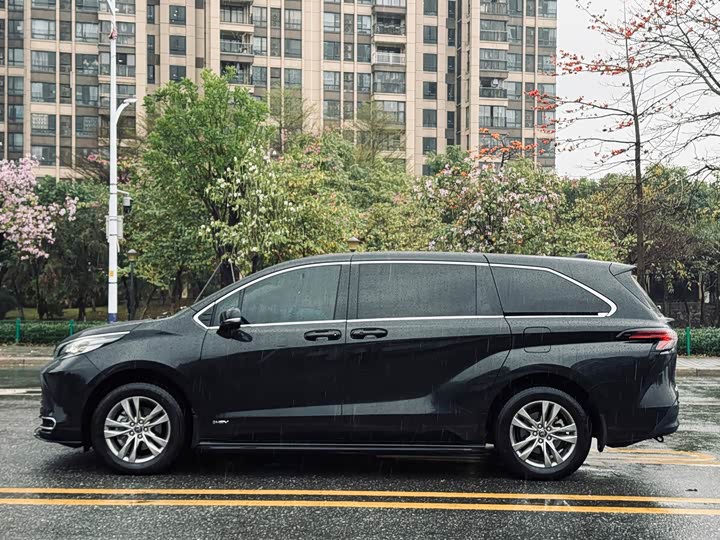 Фото 8 - Toyota Sienna