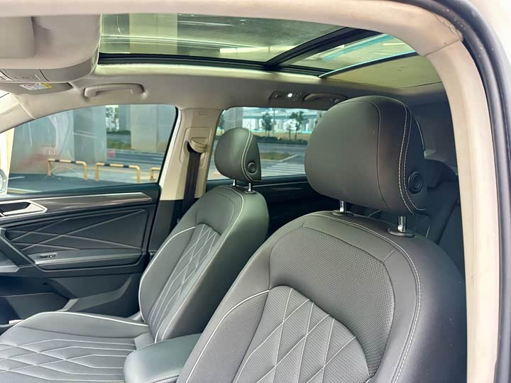 Фото 7 - Volkswagen Tiguan L Pro