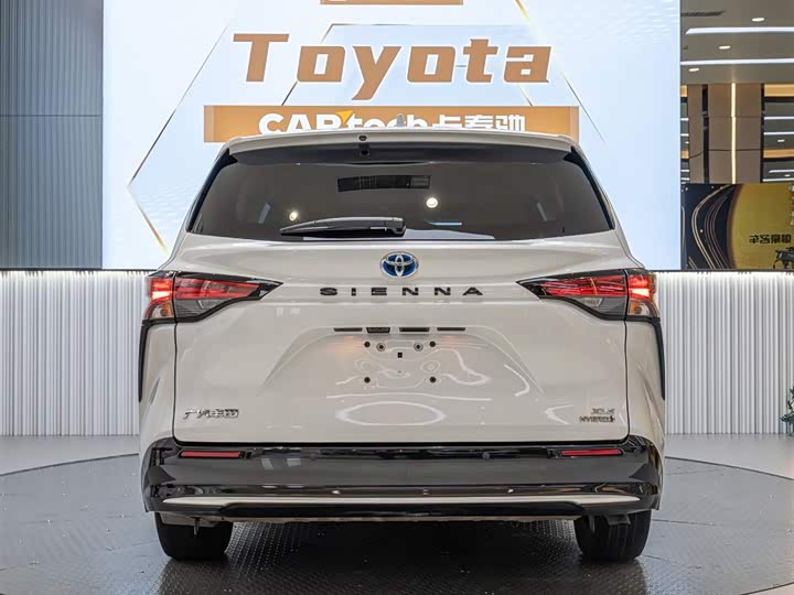 Photo 5 - Toyota Sienna