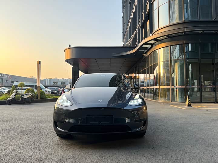 Фото 1 - Tesla Model 3