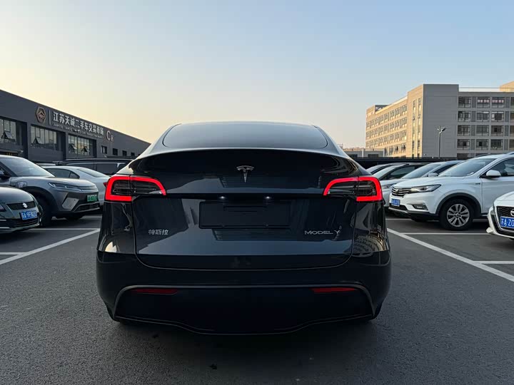 Фото 3 - Tesla Model 3