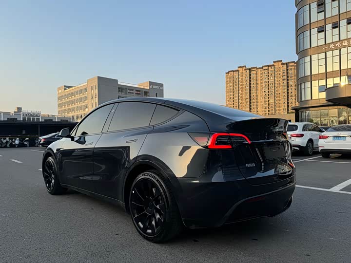 Фото 4 - Tesla Model 3