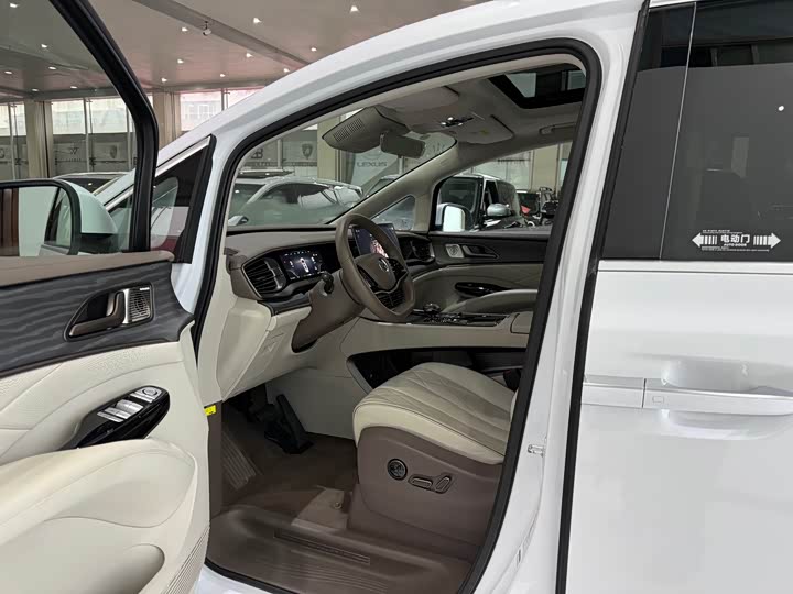 Фото 7 - Denza D9