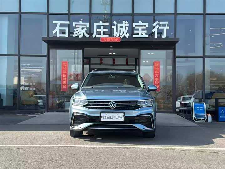Photo 2 - Volkswagen Tiguan L Pro
