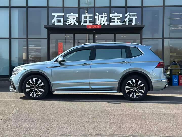 Photo 3 - Volkswagen Tiguan L Pro