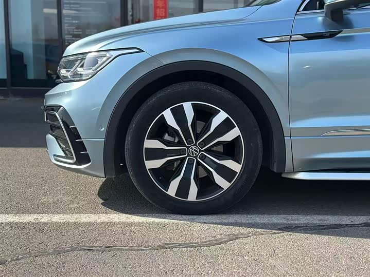 Photo 4 - Volkswagen Tiguan L Pro